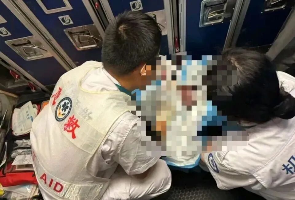 女孩在飞机上分娩产婴，警方回应：双方均为16岁且自愿发生关系，不涉刑案