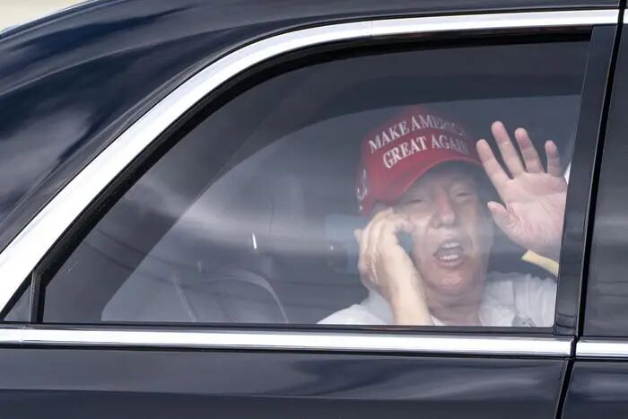 ▲当地时间4月4日，特朗普抵达位于佛罗里达州的特朗普国际高尔夫俱乐部时向围观者挥手致意。图源/视觉中国