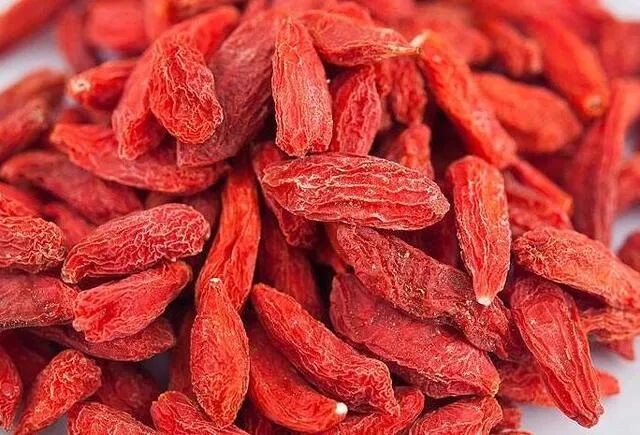 枸杞有6大功效，枸杞怎么吃更健康？晚上睡前吃枸杞有什么好处？