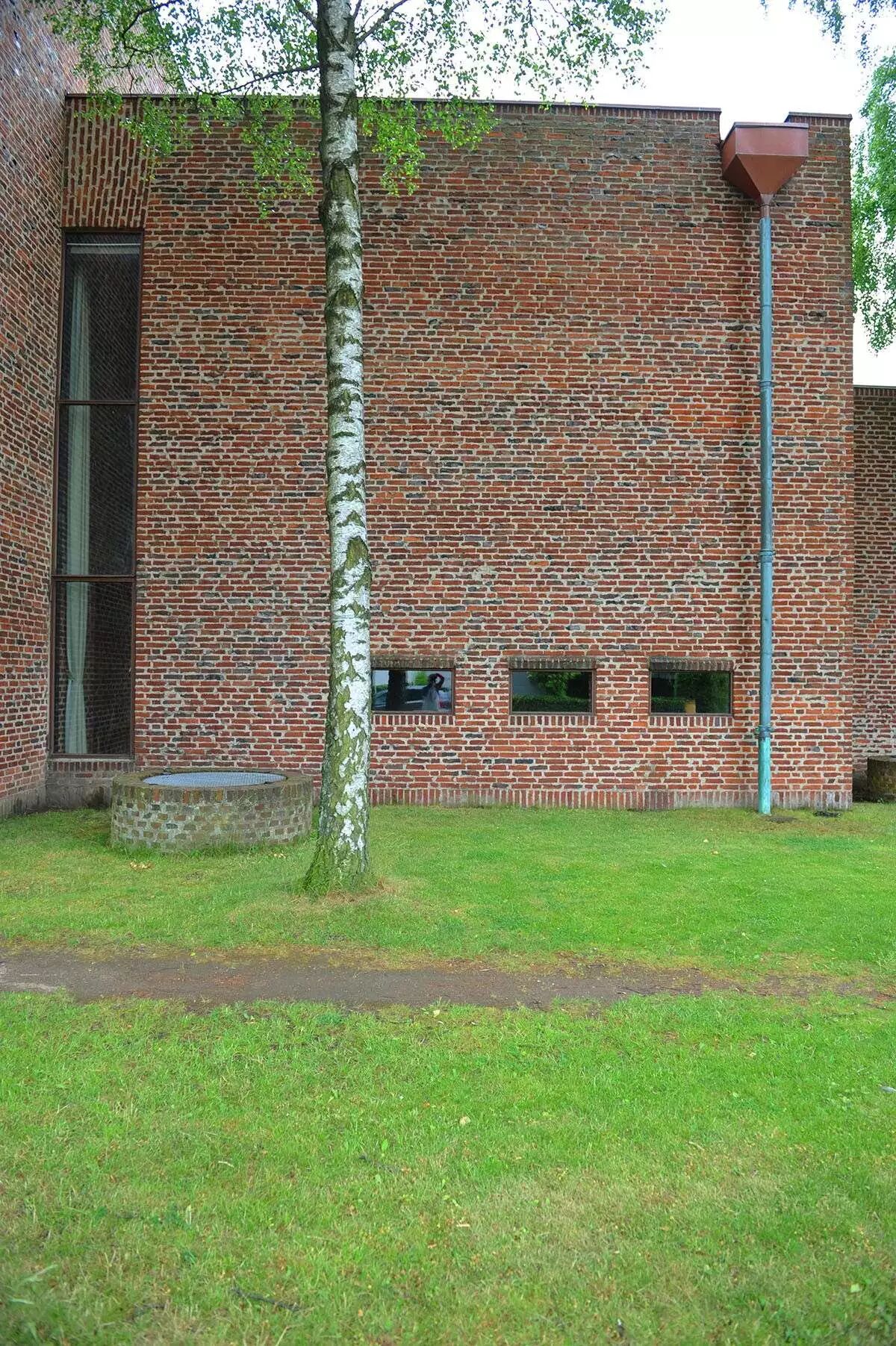 高侧窗,小面积的低矮窗与吊灯配合,保持了教堂光线的神秘性原则.