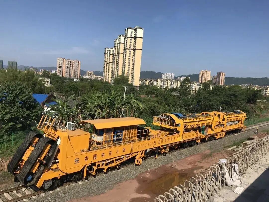 国内最先进铺轨机组亮相川南城际铁路施工现场
