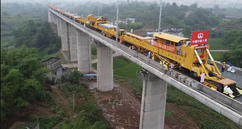 国内最先进铺轨机组亮相川南城际铁路施工现场