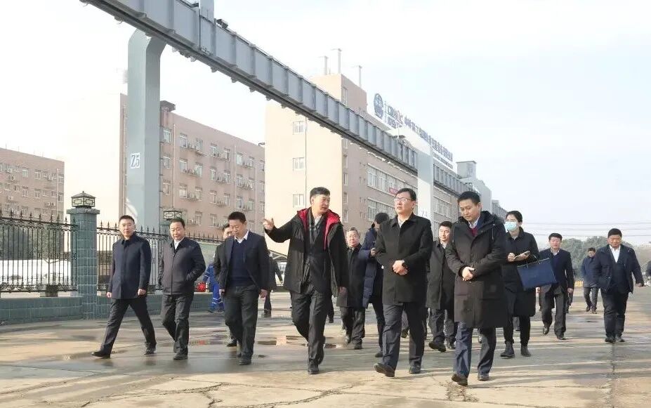 中国中铁总裁陈文健到中铁工业调研空轨产业