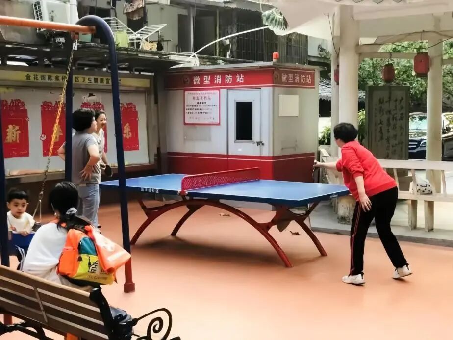 居民在小区内悠闲健身