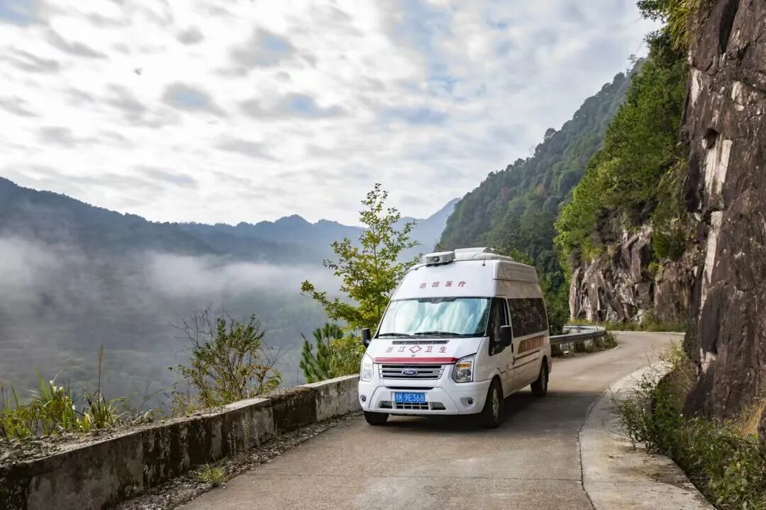景宁畲族自治县“智慧流动医院”巡回诊疗车。.jpg