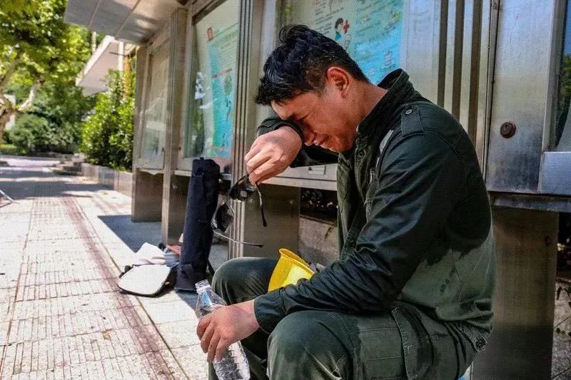 



美女记者自信体验当电工30分钟，结果……
