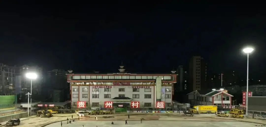 首批7000多名救援人员撤离榕江,洪峰中逆行，热泪里撤离  榕江百姓夹道相送中国安能救..
