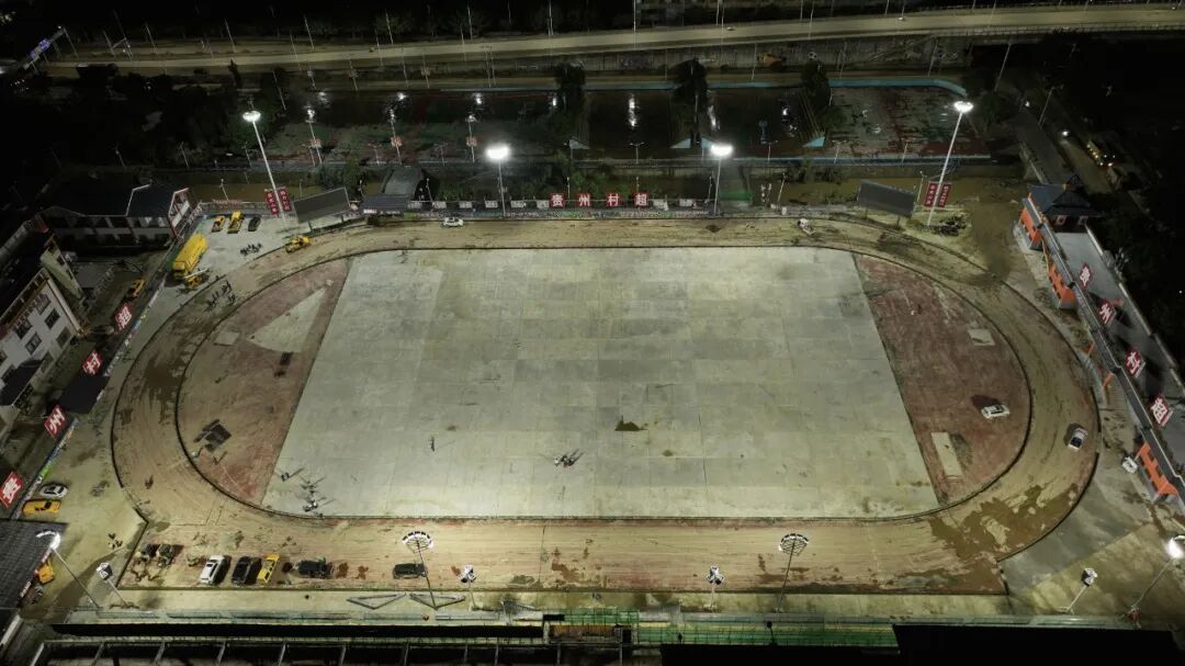 7月1日晚，贵州省黔东南苗族侗族自治州榕江县，被洪水摧毁的“村超”球场灯光重新点亮。（蔡兴文摄）.jpg