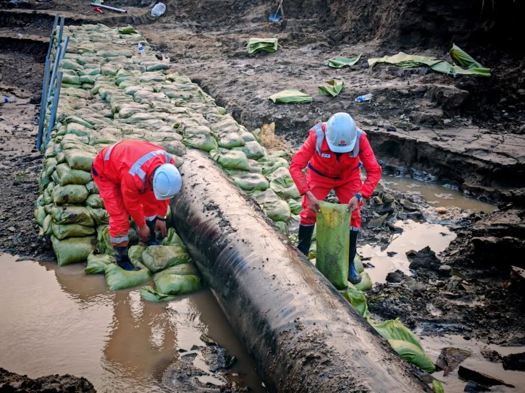 7月7日至10日，连续暴雨导致陕京一线管道山西省朔州市应县段突发多险情。国家管网集团北京管道公司青年员工主动请战，组建抢险突击队，迅速赶赴抢险现场，争分夺秒搬运沙袋、加固管道，确保管道安全平稳运行。（图2）.jpg