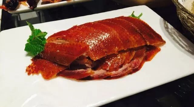 人老了才怕油腻，年轻人就爱吃烤鸭