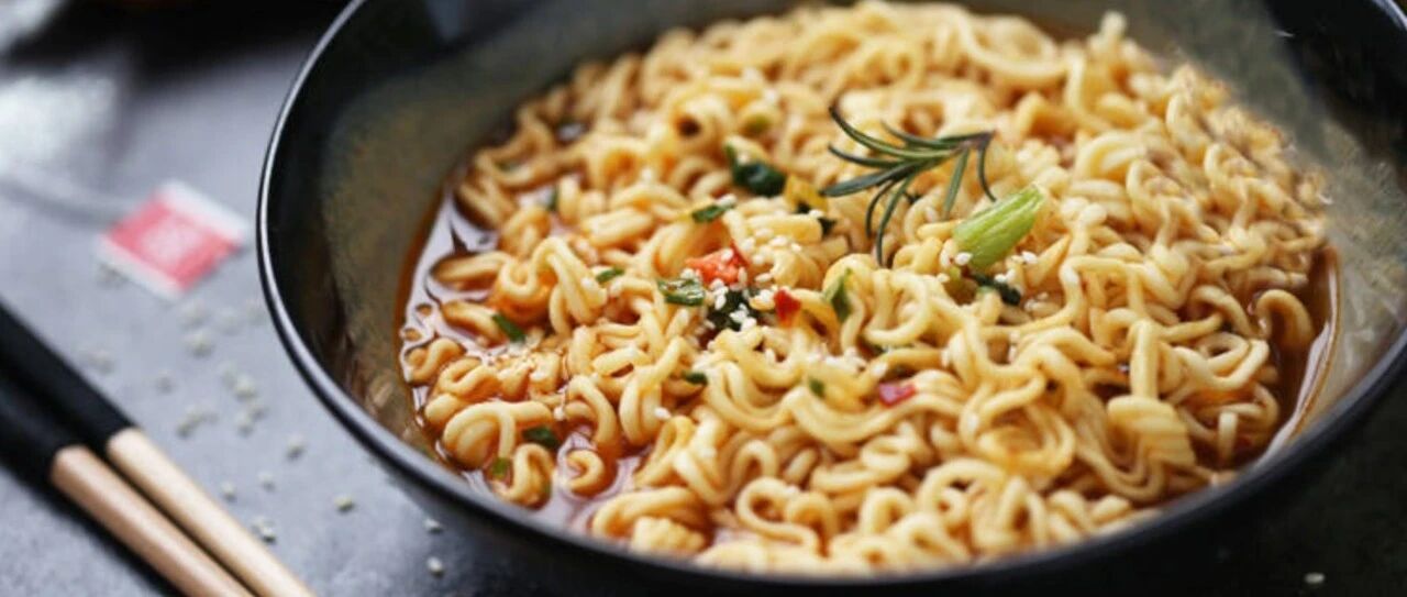 晚安 | 夜深了，我拿起一本书，盖在泡面上