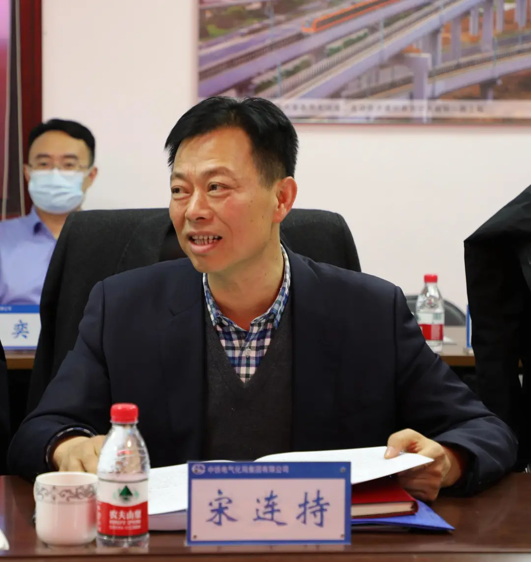 中铁电气化局工会主席、副总经理宋连持汇报工作.jpg 图片
