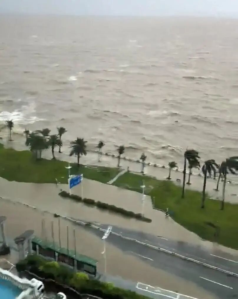 珠海积水街道成河 居民称水深达一米
