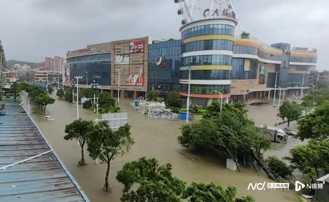 珠海积水街道成河 居民称水深达一米