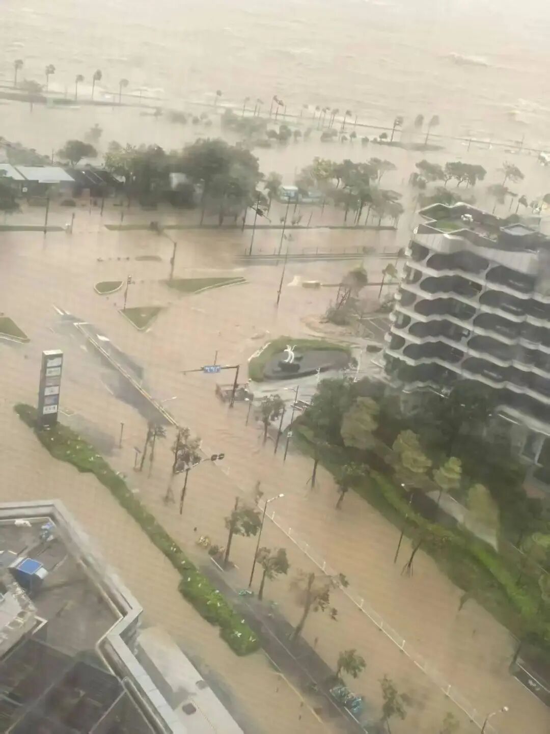 珠海积水街道成河 居民称水深达一米