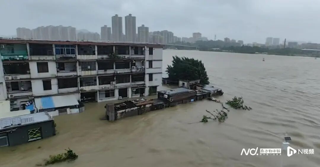 珠海积水街道成河 居民称水深达一米
