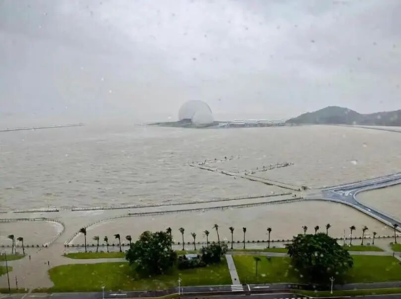 珠海积水街道成河 居民称水深达一米