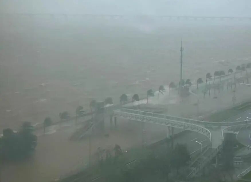 珠海积水街道成河 居民称水深达一米