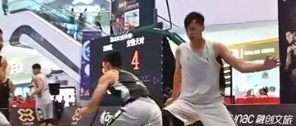 这是要废人？一球员因争议防守动作上热搜，曹芳：不都是中国人吗