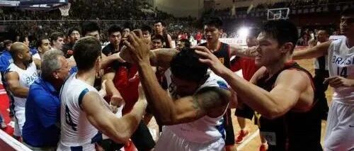 场面火爆！多名球员追打裁判引热议，江西篮协作出回应，球场暴力何时休？