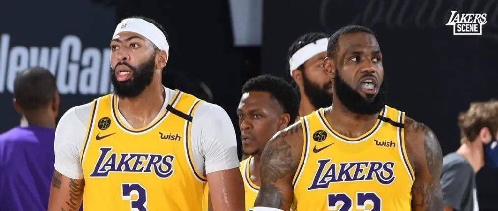 两队“同取赛点”！湖人取胜靠三点，沃帅赛后透露两细节，谁能赢G5？