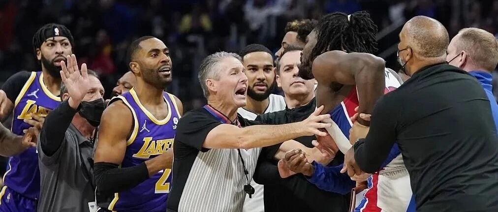 詹姆斯冲突全回顾！沃帅浓眉力挺老詹，威少引热议格里芬也来吃瓜