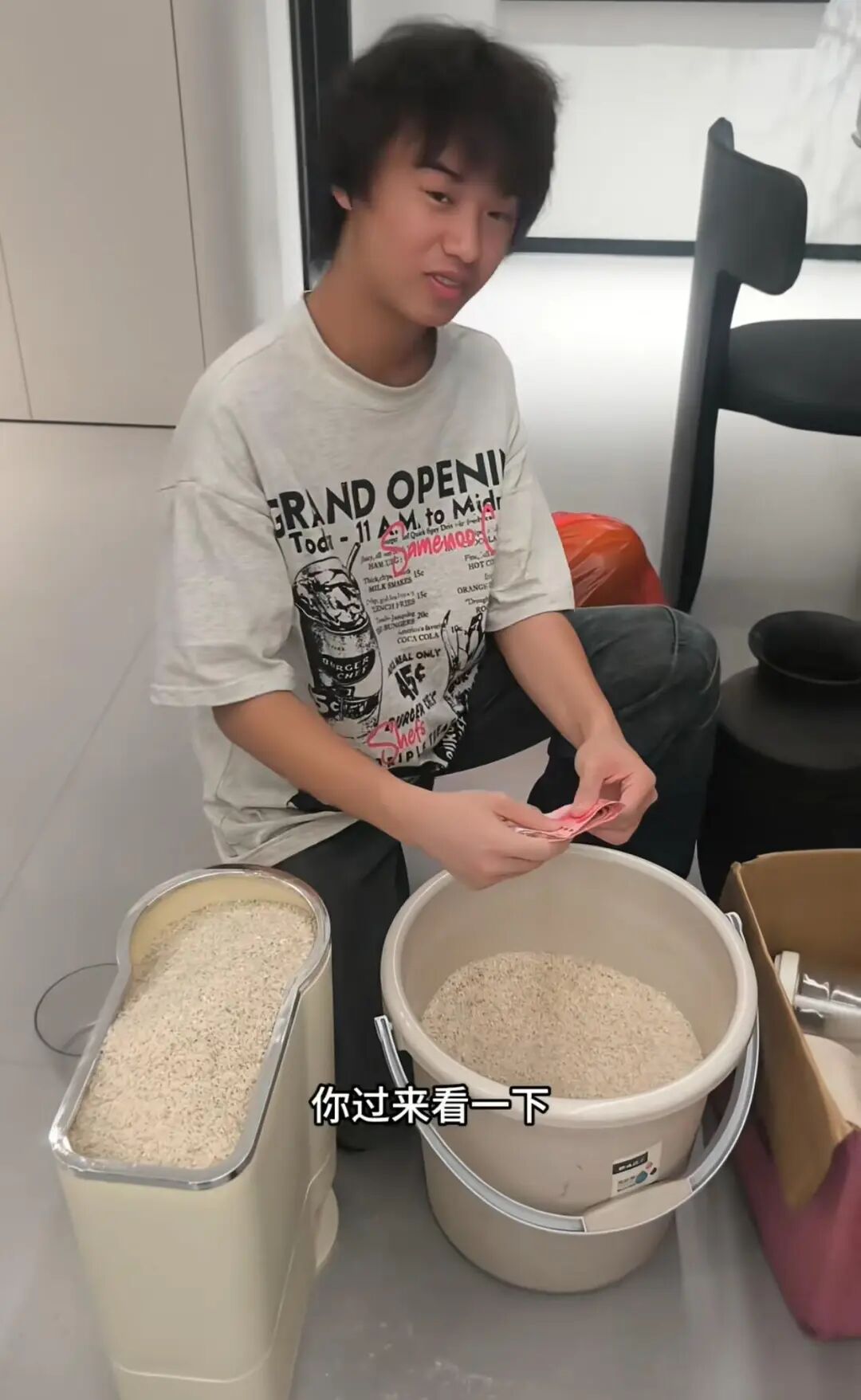 女子返程 妈妈在大米里藏1000元现金,长沙女子双节返程发现母亲在大米里藏了1000元现金..