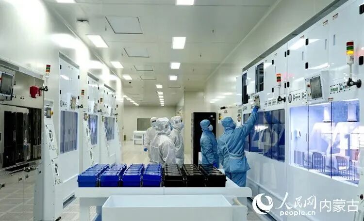准芯半导体设备技术人员在金属腐蚀车间。人民网记者 富丽娟摄
