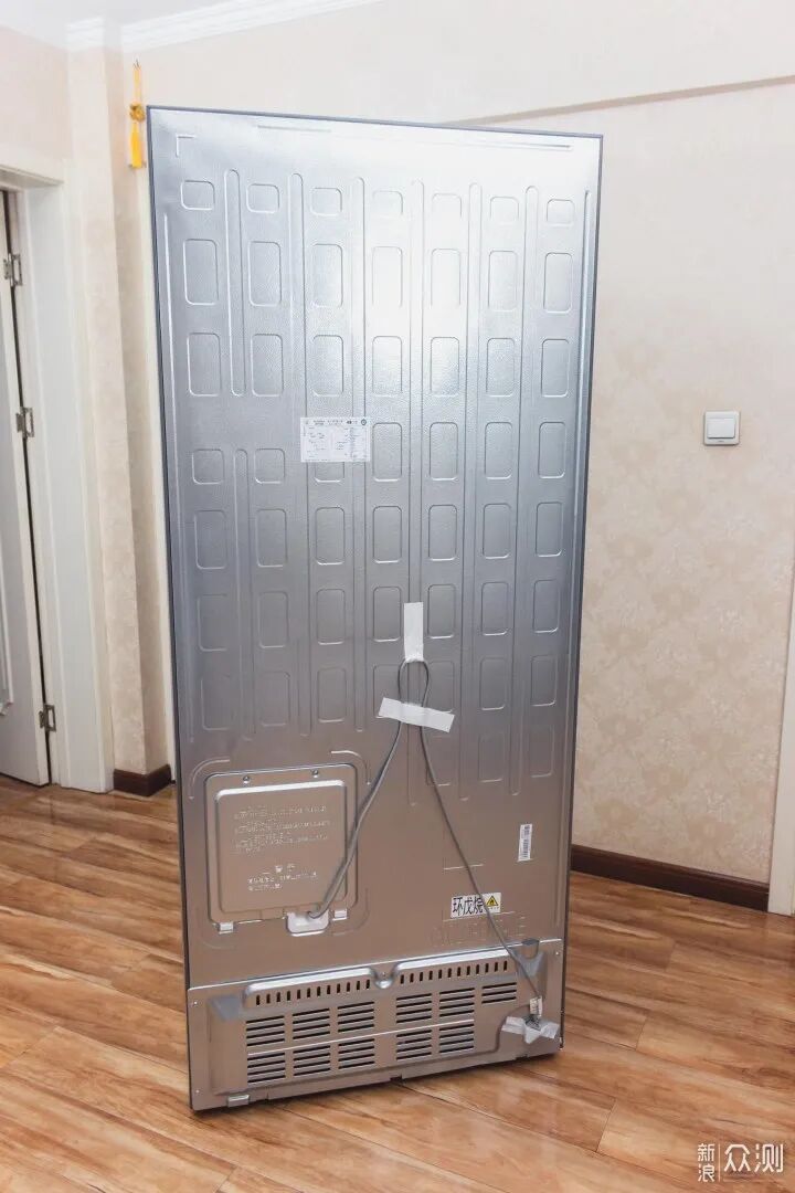 冰箱背面很平整没有明显的凸起,背面的电源线使用胶带固定.