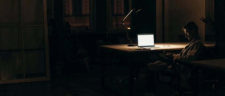 火到被举报 ？4位应届生做“公司作息表”，1000+公司被揭露，精准到部门