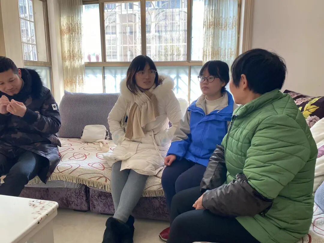 家校共育我校开展百名教师访万家家访活动