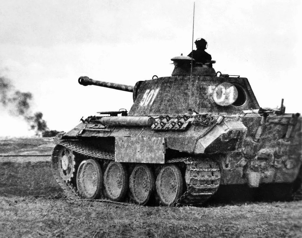 德军豹式坦克伊尔2采用的战术是低空飞行编队,让上方的德军战斗机
