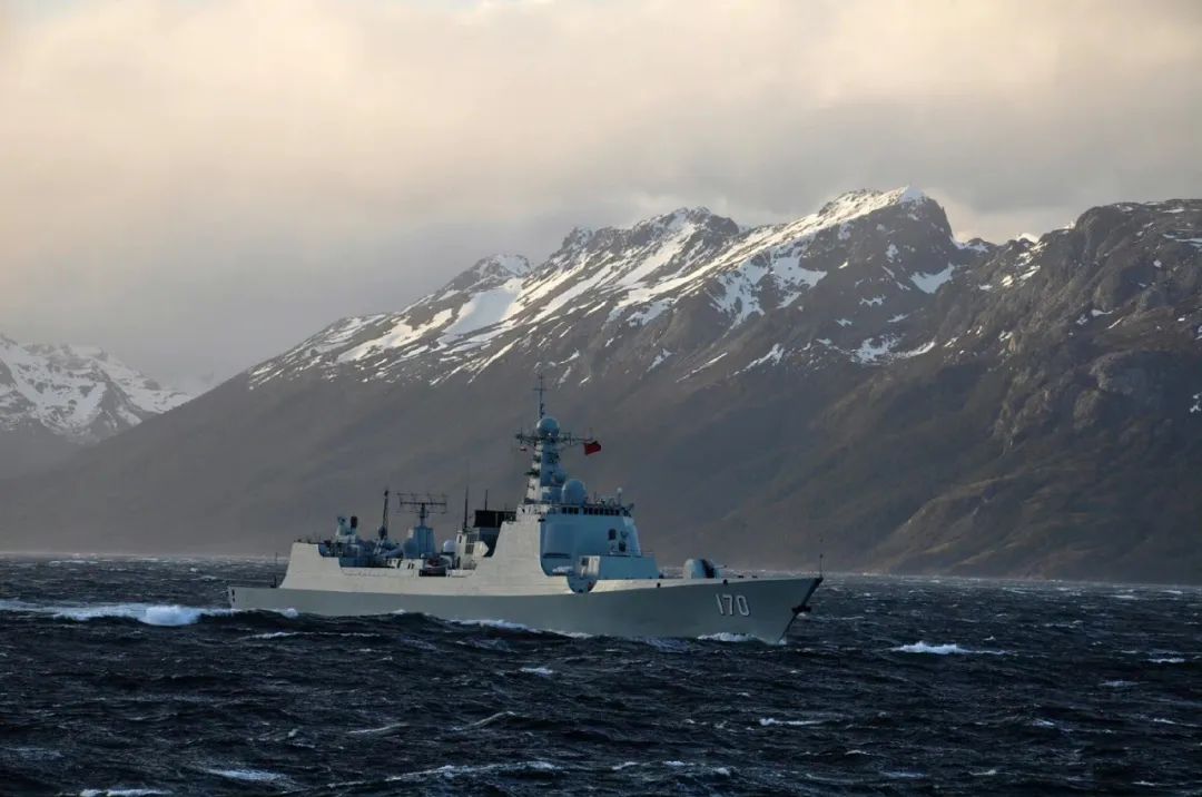 了中国海军首次穿越麦哲伦海峡的壮举,展示了其出色的航行和作战性能