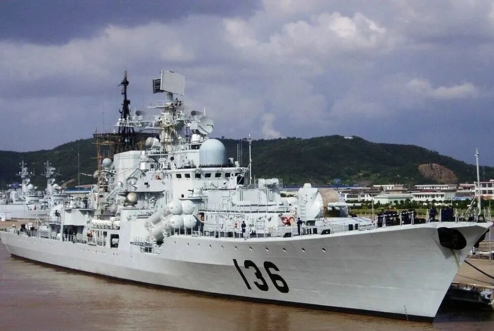 零距离拦截入侵者我军驱逐舰如何霸气驱离美帝军舰