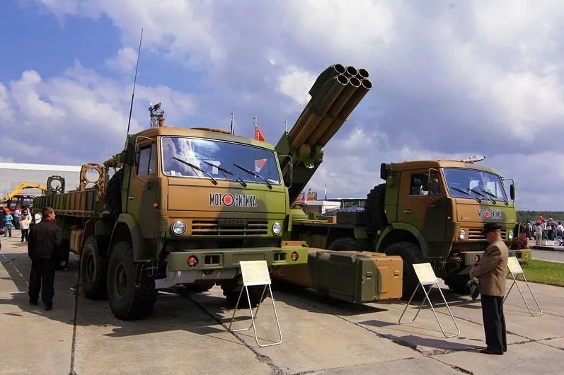 俄乌战争中大出风头的海马斯和我军火箭炮孰强孰弱