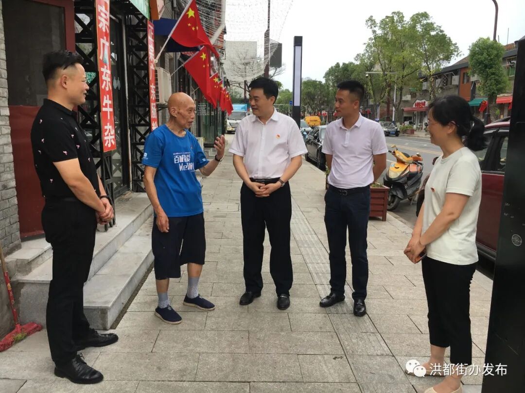 洪都街道洪翔社区走访慰问辖区困难老党员,街道办事处主任万孟卿陪同