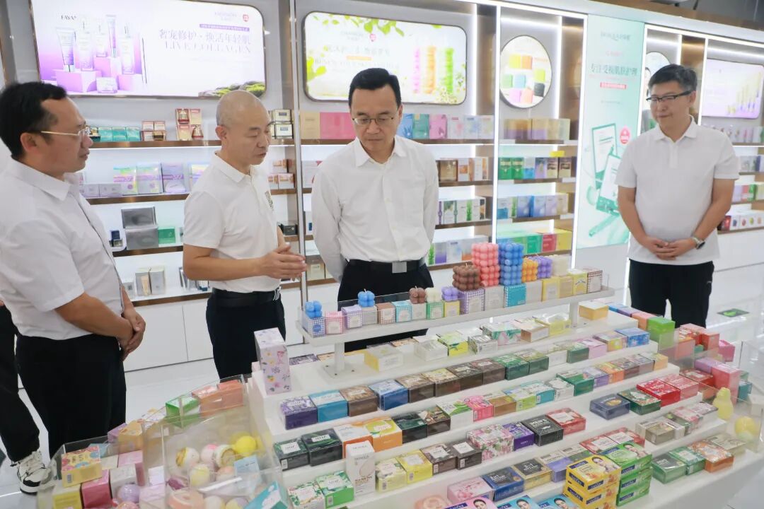 2026年5月11日，市委书记张爱军到广州欧博化妆品有限公司考察。肇庆市融媒体中心记者 刘春林 摄.JPG