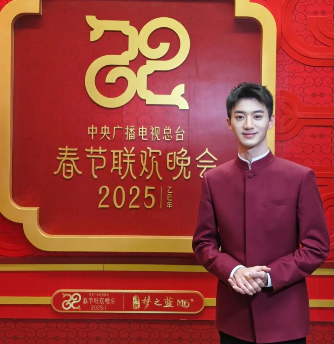 99年出生的郑新宇担任央视新主播