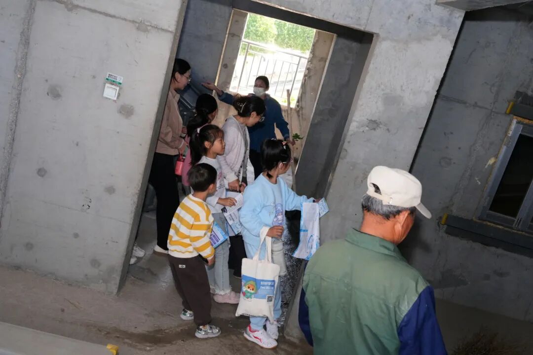 　　在地震倾斜楼里，你还能够如履平地吗
　　（一定要注意脚下安全哦）