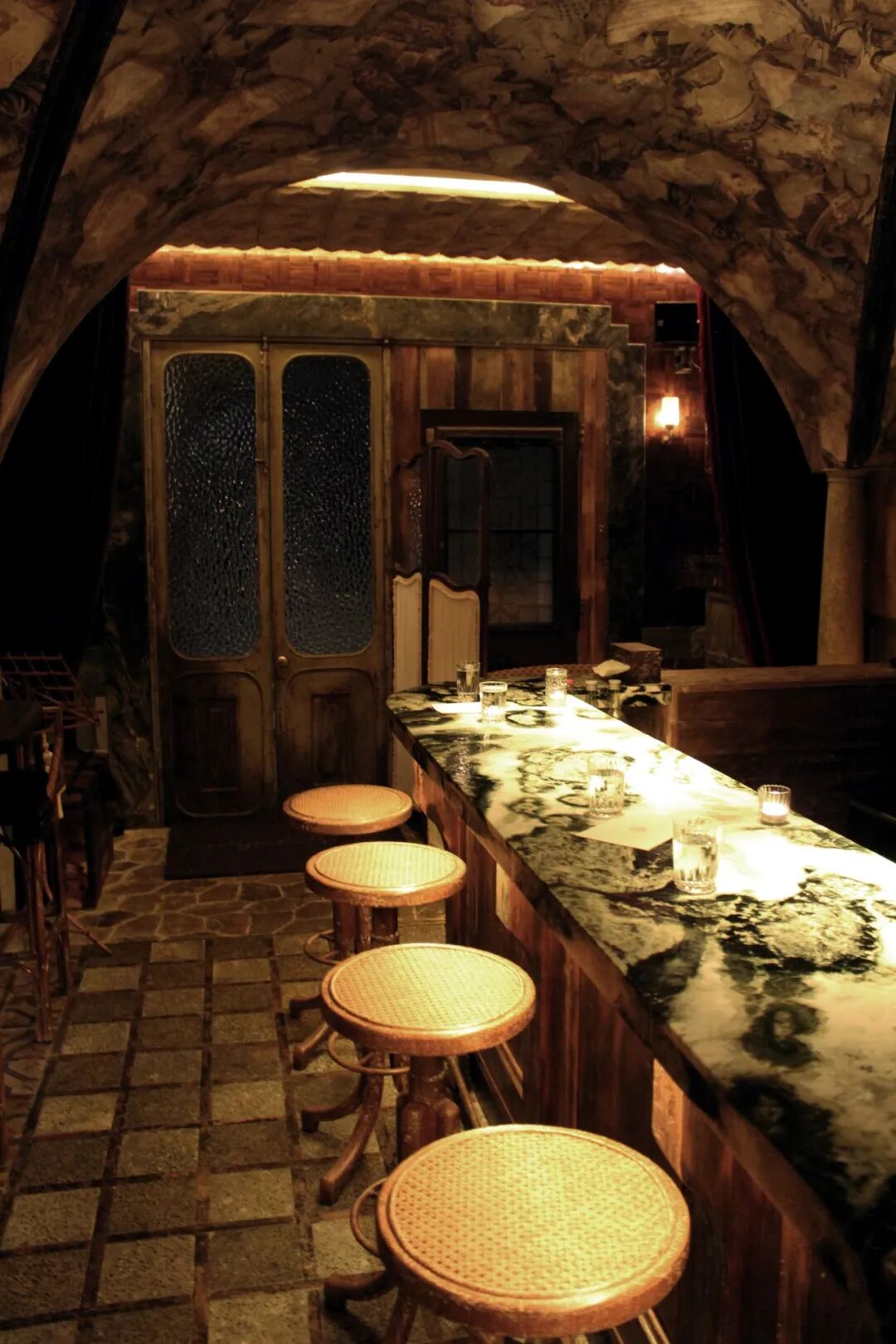 A Rose By Any Other Name ： Shakespearean Bar on Nanchang Lu, Shanghai