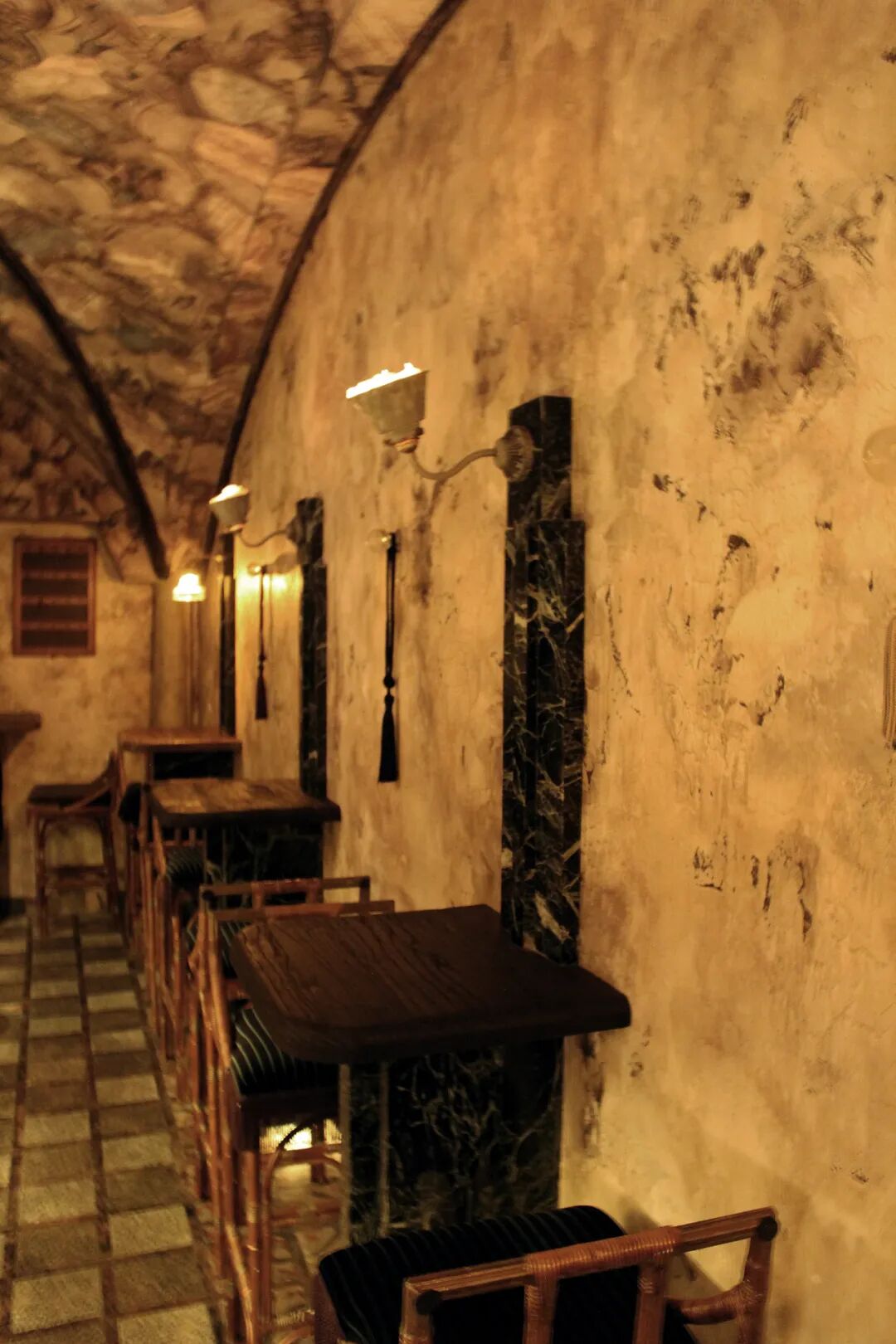 A Rose By Any Other Name ： Shakespearean Bar on Nanchang Lu, Shanghai