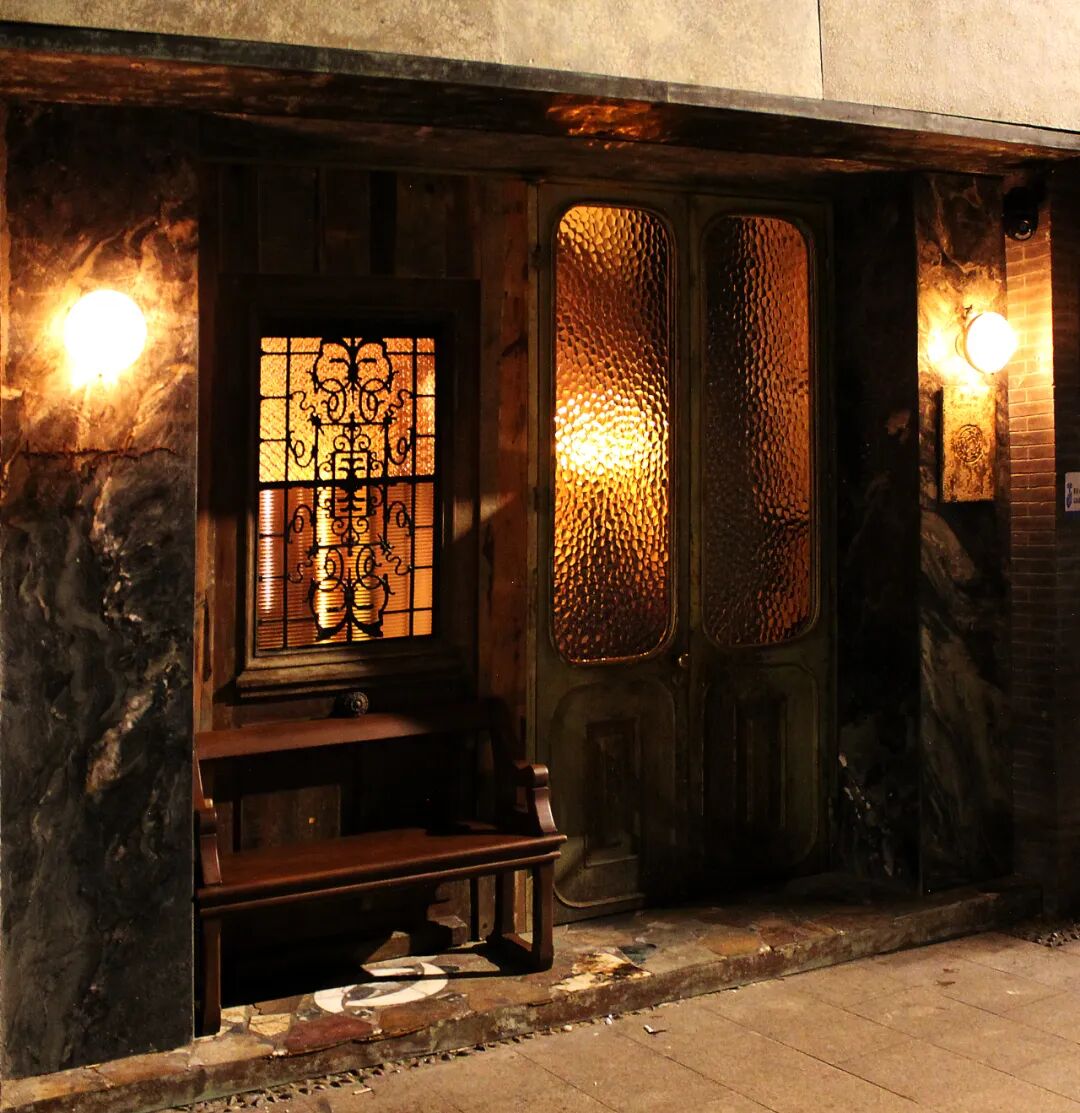 A Rose By Any Other Name ： Shakespearean Bar on Nanchang Lu, Shanghai