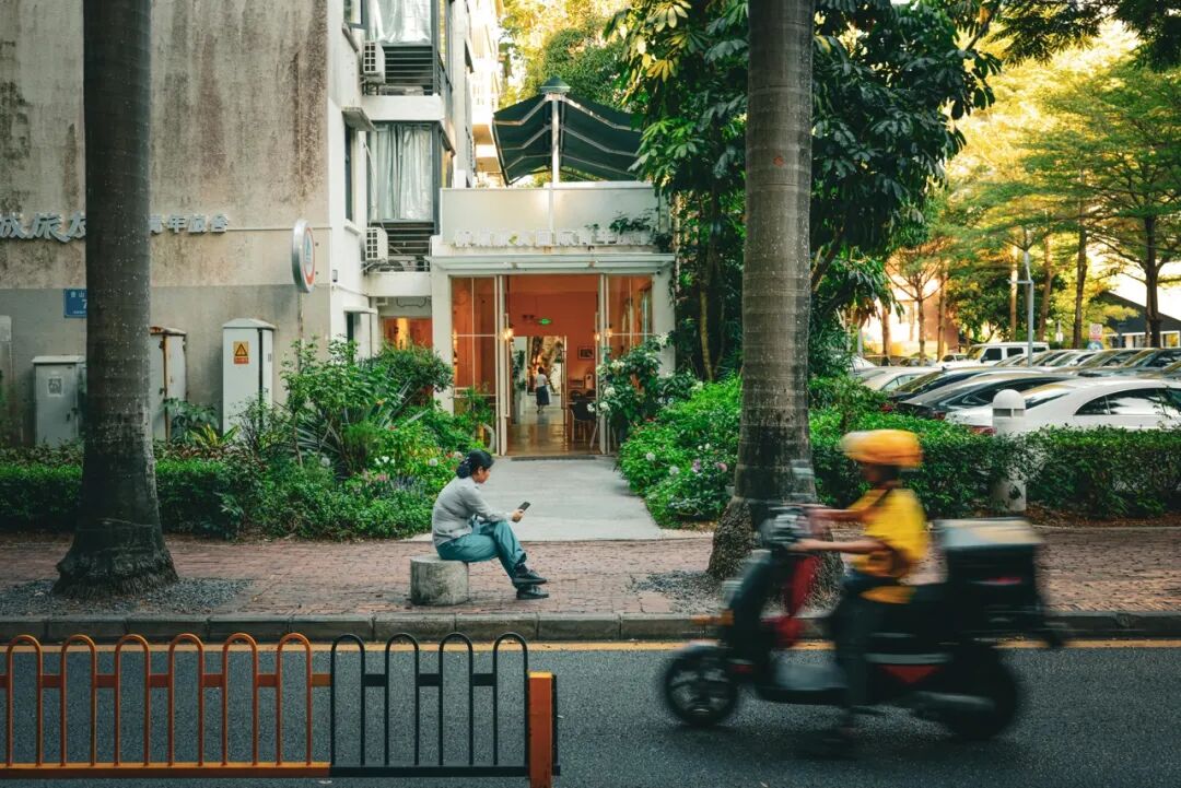 China's Food-Delivery Rider Wang Jibing Wins Lu Xun Poetry Prize