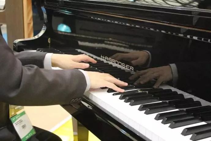 如何成为一个更出色的钢琴演奏者