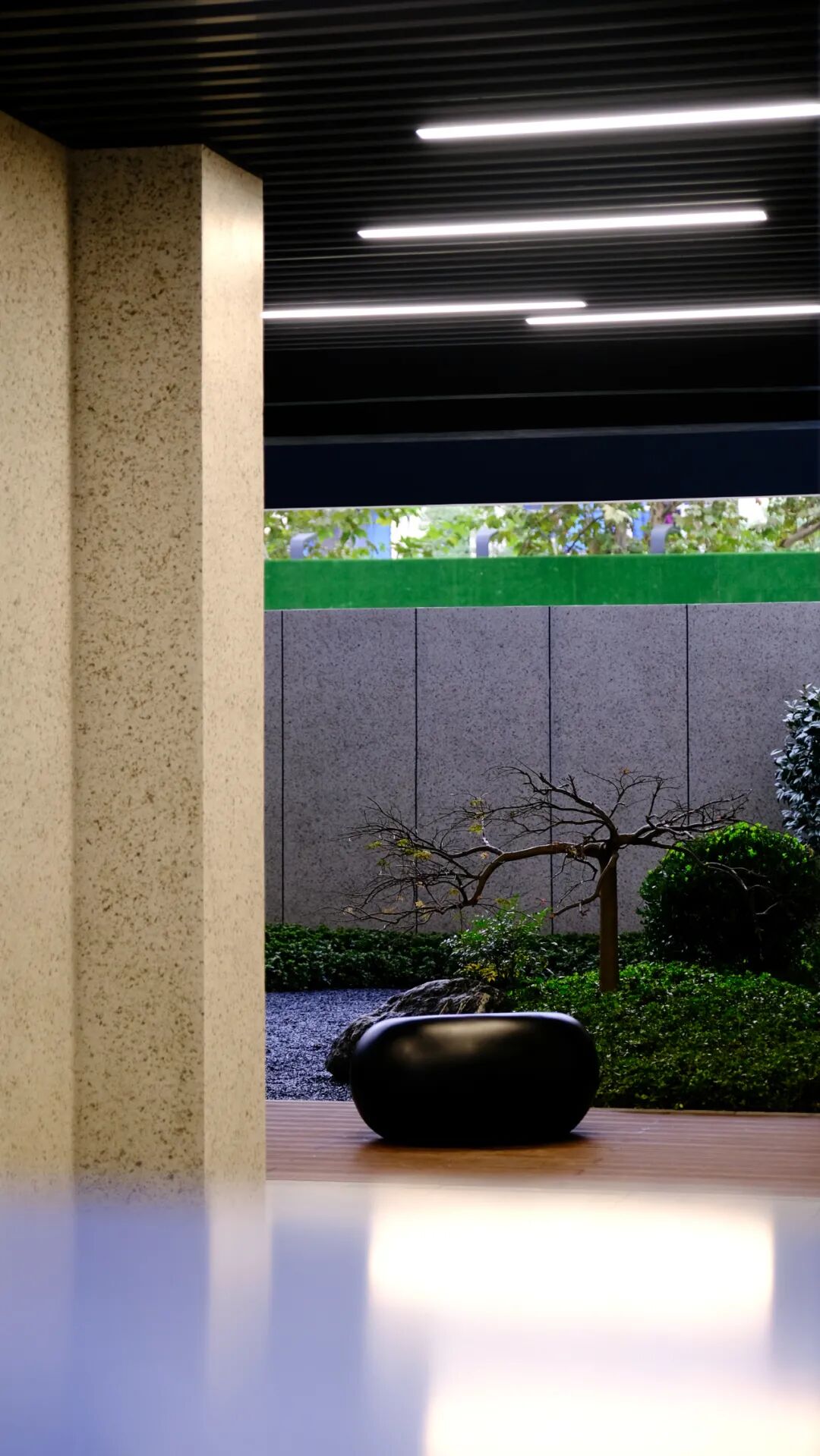 比如,在连廊结构下方的内天井位置设置了枯山水景观,很好的将外面的