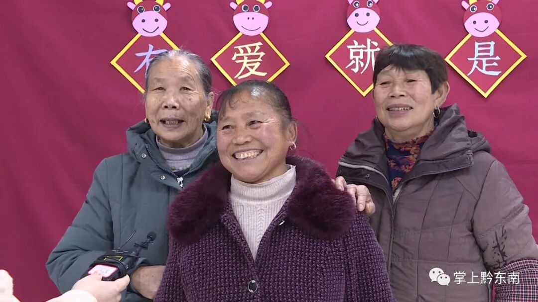 ǭ���ϣ�����΢Ц���ʺ�������ȫ�Ҹ�����ů����