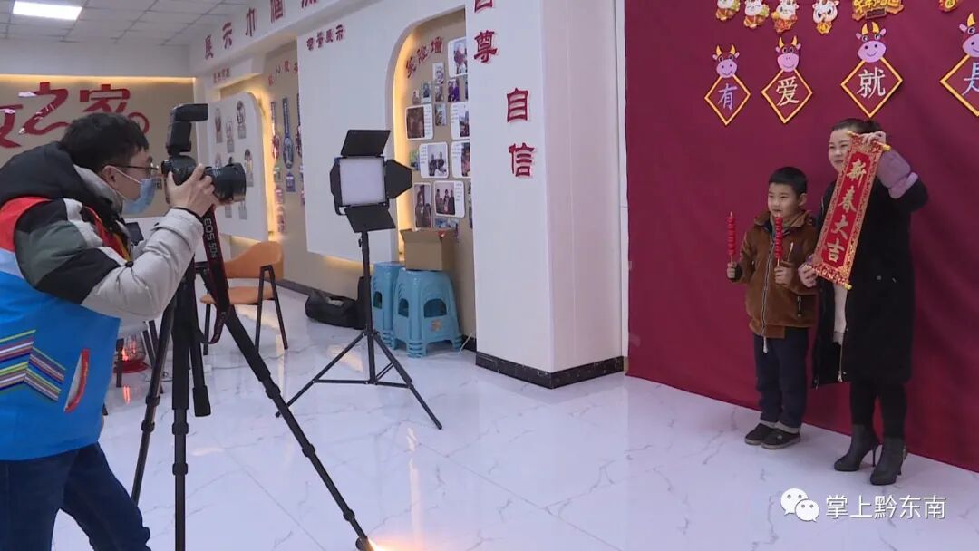 ǭ���ϣ�����΢Ц���ʺ�������ȫ�Ҹ�����ů����