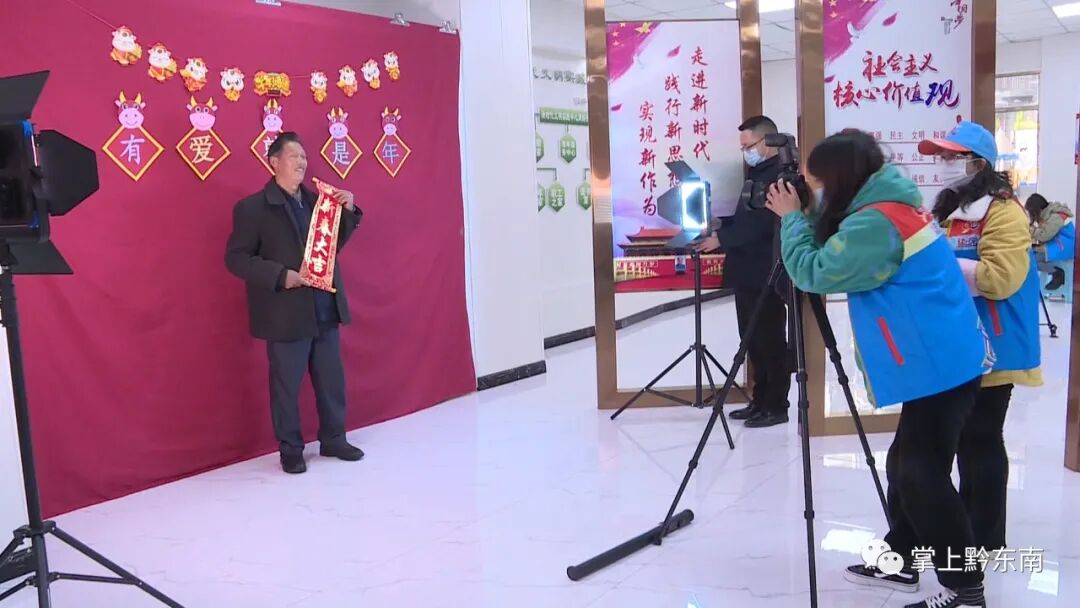 ǭ���ϣ�����΢Ц���ʺ�������ȫ�Ҹ�����ů����