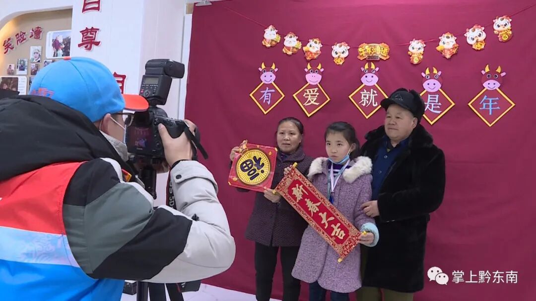 ǭ���ϣ�����΢Ц���ʺ�������ȫ�Ҹ�����ů����