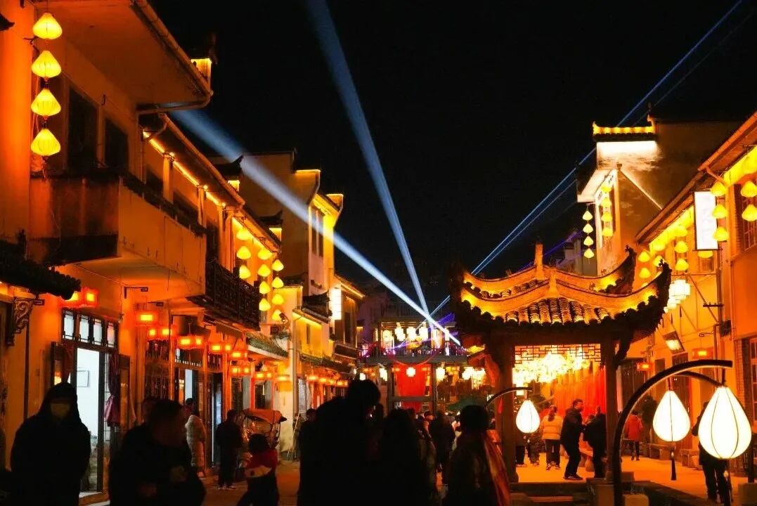 4月28日,黟县古城以全新面貌开市